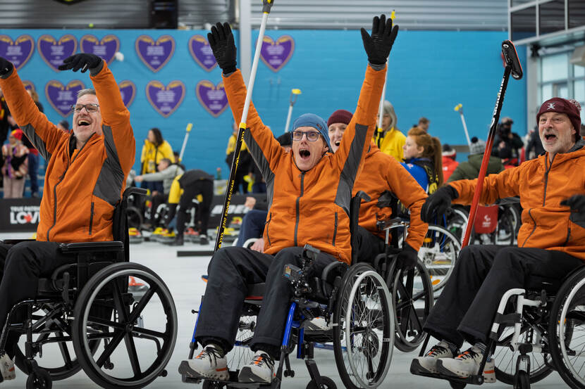 Juichende sporters in rolstoel tijdens de Invictus Games.