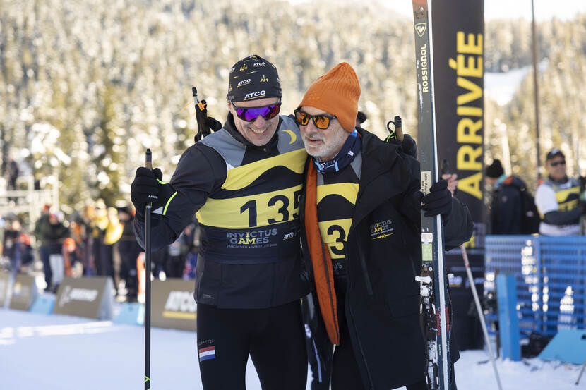 2 skiërs poseren samen voor de foto.
