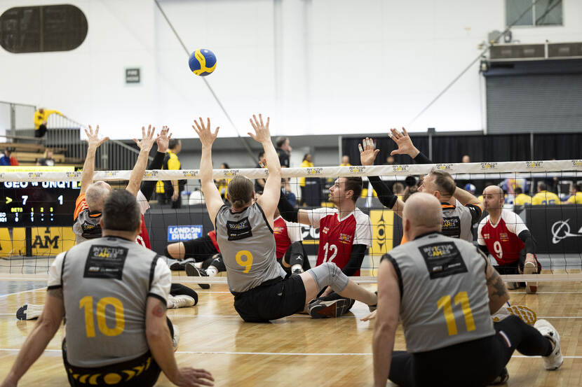 Een wedstrijd zitvolleybal.
