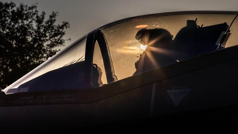 Cockpit met piloot in de duisternis.